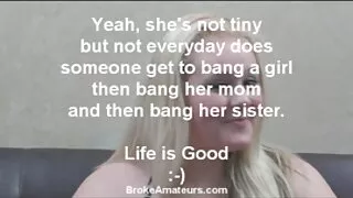 Anne kedi xnxx türk türbanlı üzerinde bir şey gösterir