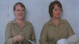 Bayan türbanlı etek altı videosu sizi gördü.